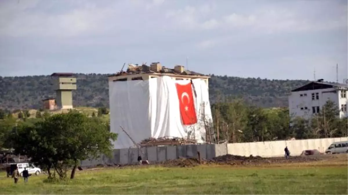 1 Askerin Şehit Olduğu Dicle Komando Taburu Lojmanlarına Branda Çekildi