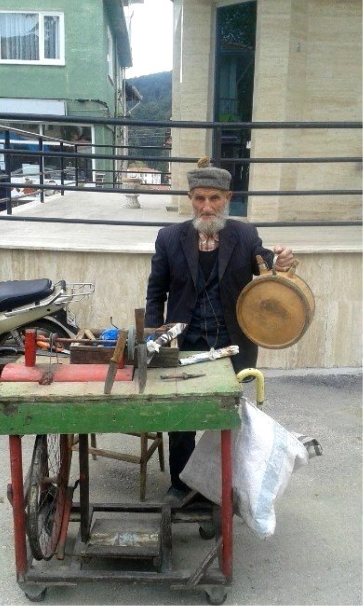 88 Yaşındaki Bekir Dede Tarihi Yaşatıyor