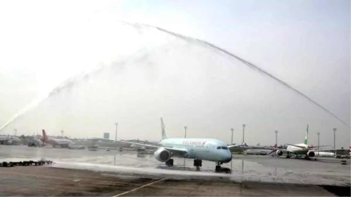 Air Canada\'nın, Rüya Uçak Olarak Tanımlanan Dreamliner\'ı Su Takı ile Karşılandı