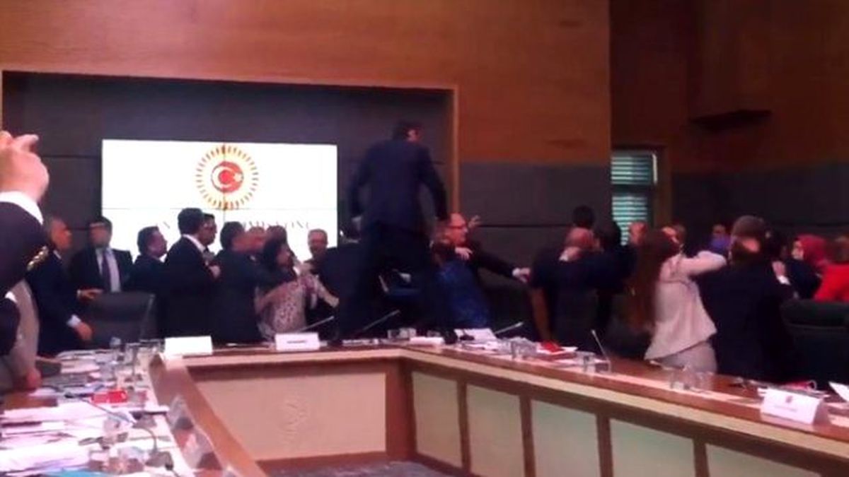 Anayasa Komisyonu'nda Yine Kavga Çıktı! Yumruklar, Tekmeler Havada Uçuştu