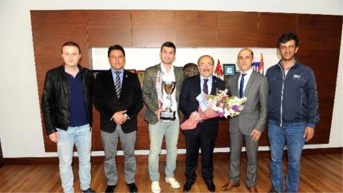 Başkan Gümrükçüoğlu, Şampiyon Takımı Makamında Kabul Etti