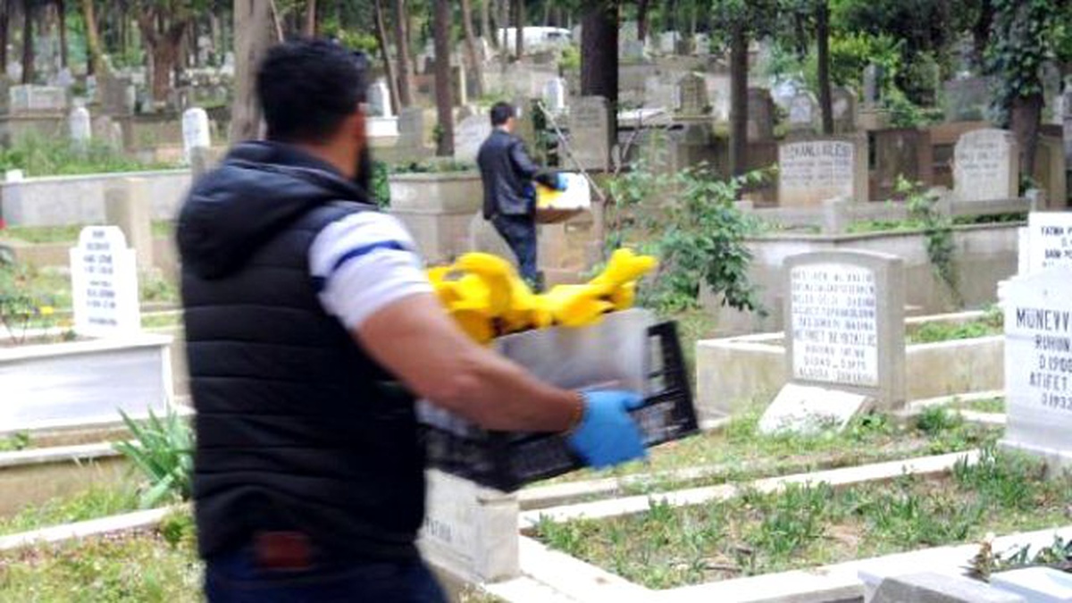 Feriköy Mezarlığı\'nda Molotof Kokteyleri Ele Geçirildi