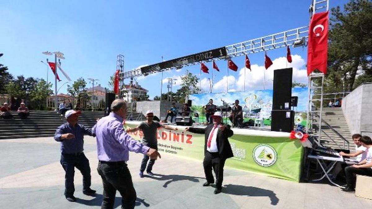 İşçiler Oyun Havalarıyla 1 Mayıs\'ı Kutladı