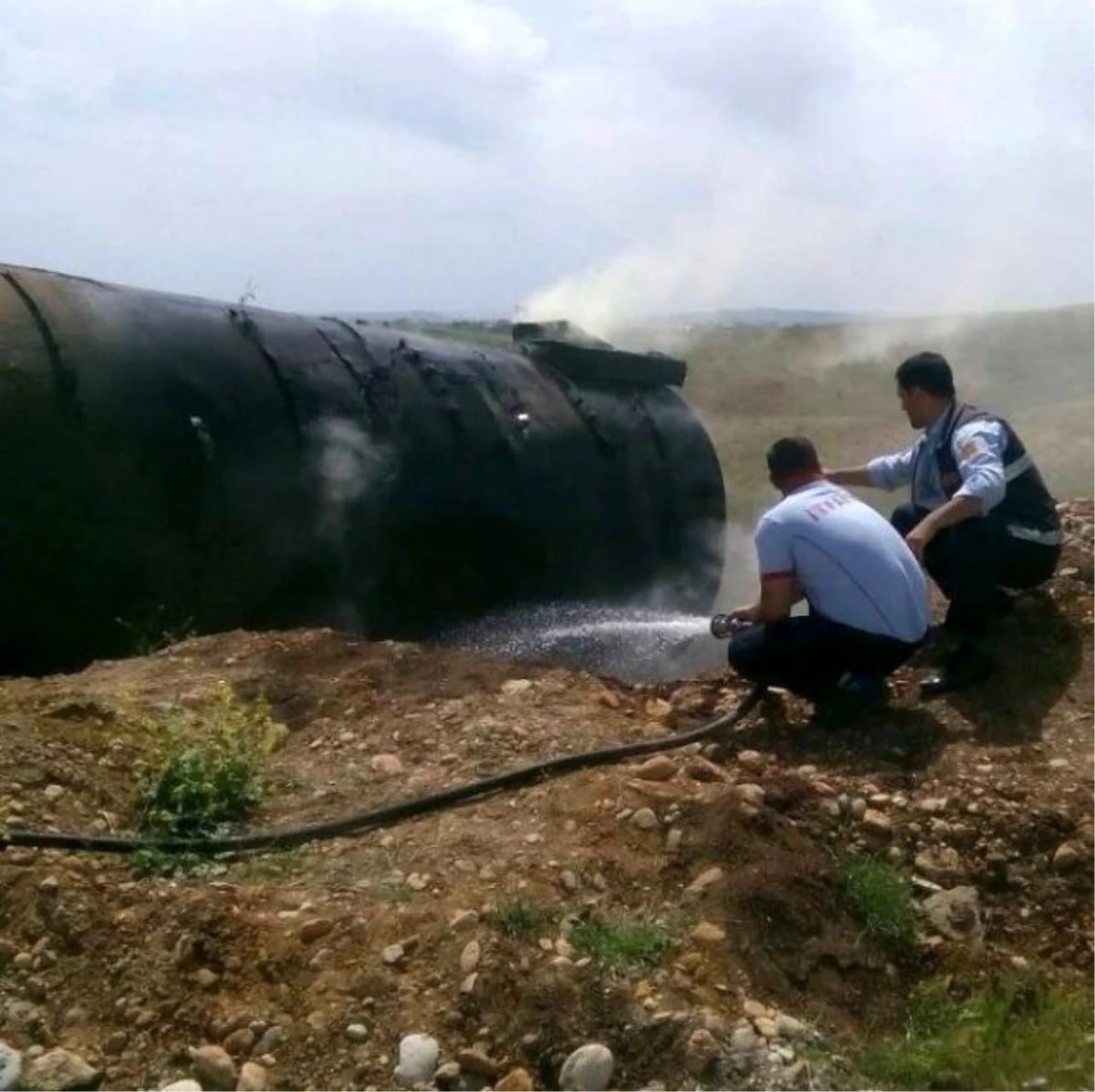 Kahta\'da Yol Kenarında Bulunan Petrol Tankı Alev Aldı