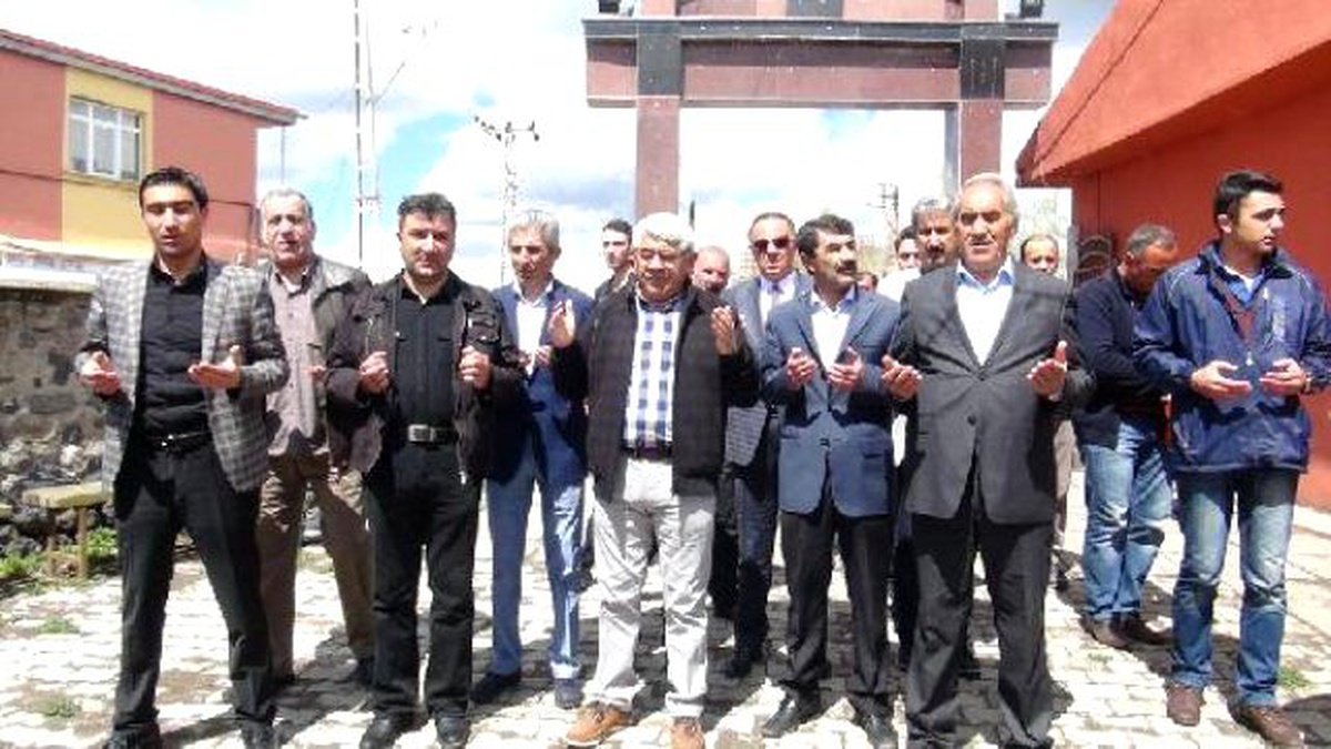 Kars\'ta Her Mezarına Başına Bir Çam Fidanı