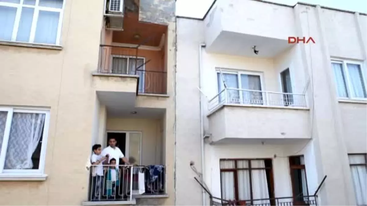 Mersin Kanadından Asılı Olarak Kalan Ebabil Kuşunu İtfaiye Kurtardı