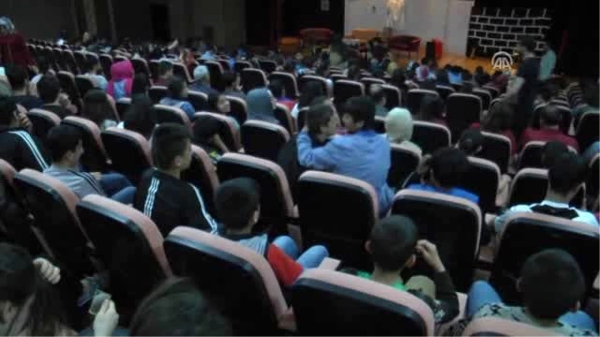 Sur\'daki Terör Mağduru Çocuklar İçin Tiyatro