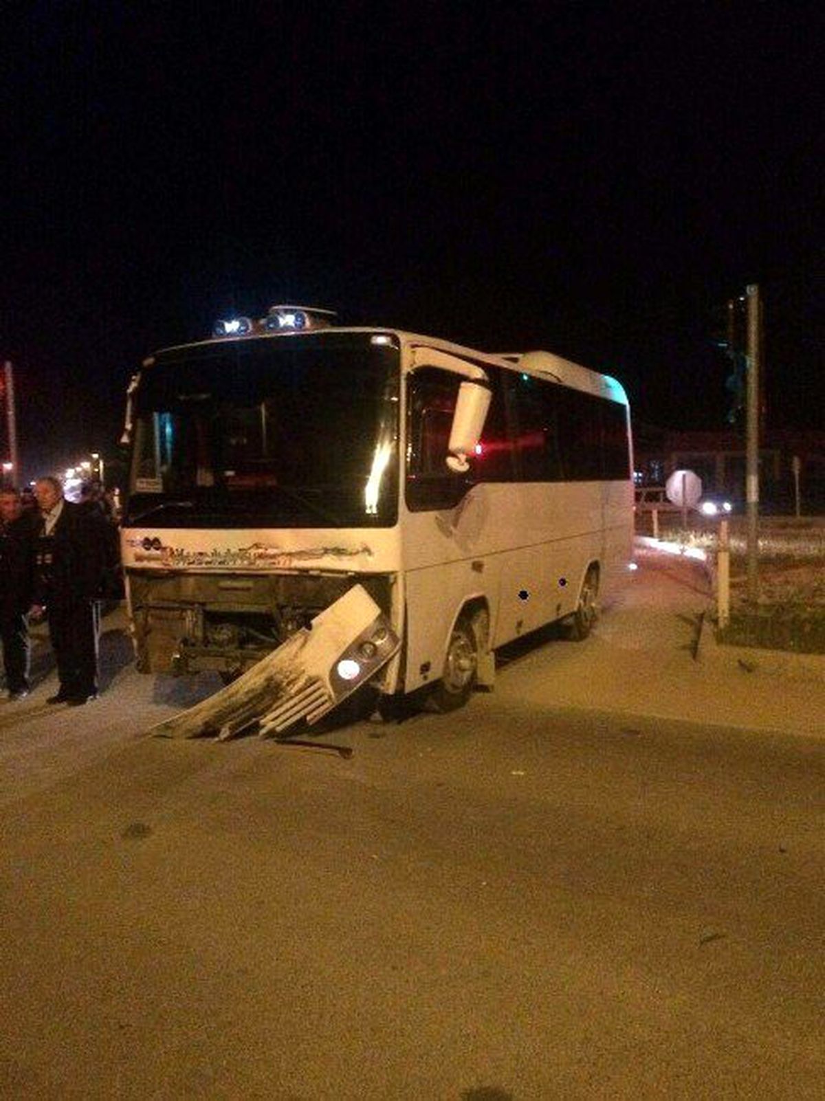 Tır ile Servis Minibüsü Çarpıştı