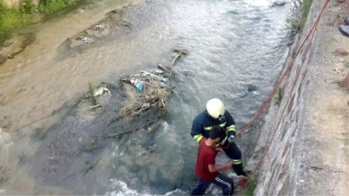 Topunu Almak İçin İndiği Dere Yatağında Mahsur Kaldı