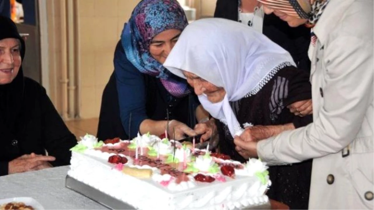 100. Yaşını Huzurevinde Pasta Keserek Kutladı