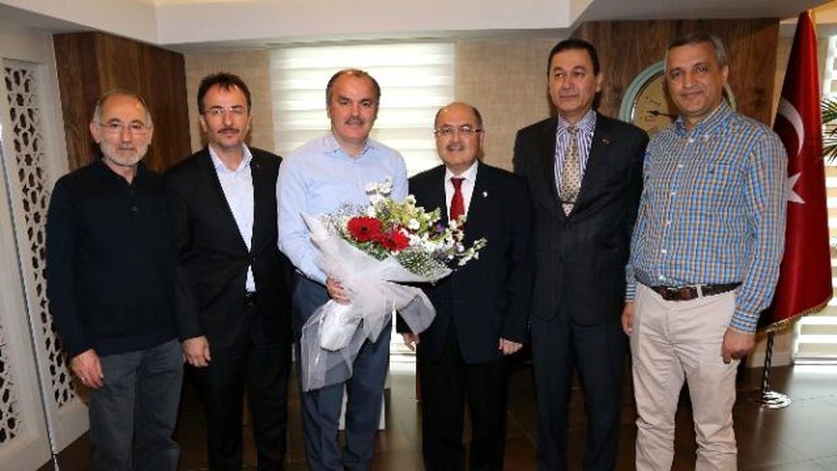 Başkan Gürlesin Kızılay Gönüllüsü Oldu