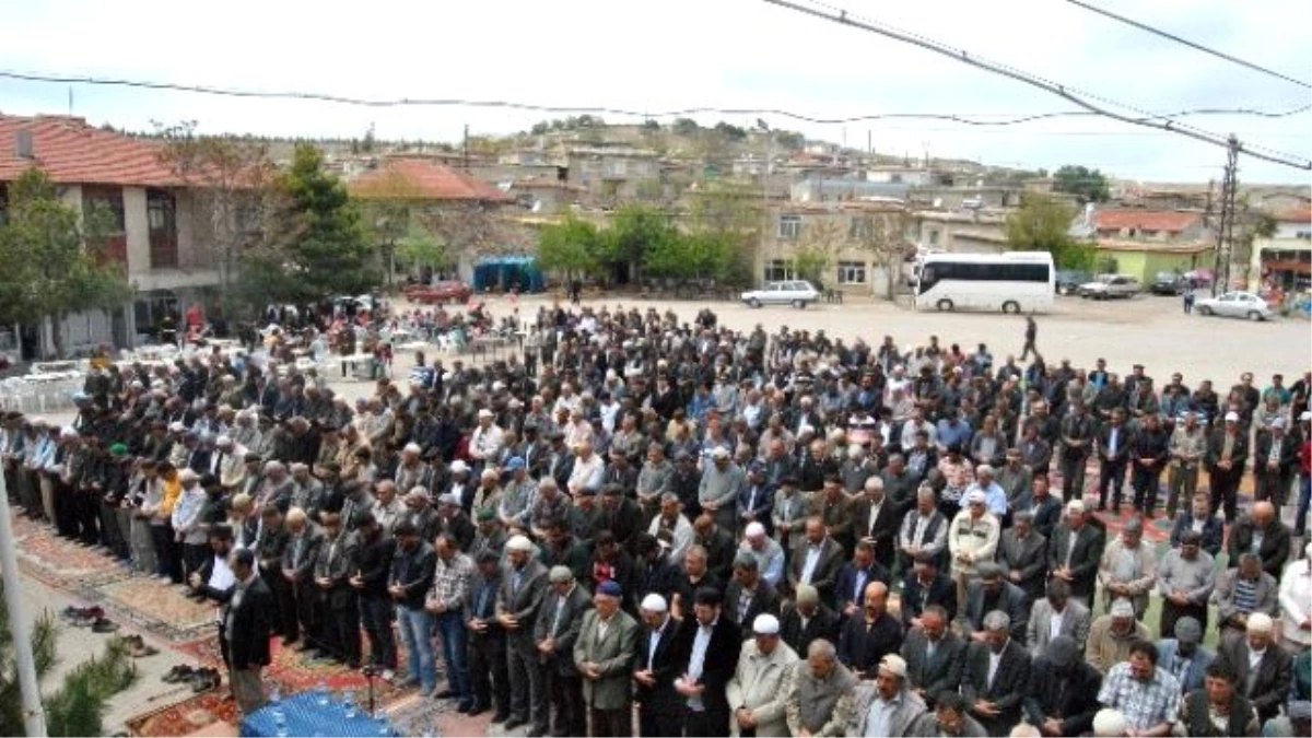 Beklenen Yağışlar Olmayınca Köylü Yağmur Duası İçin Toplandı