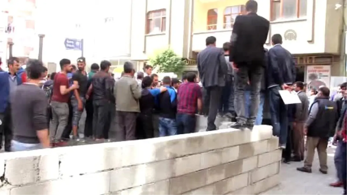 Belediyeyi Protesto İçin Yol Ortasına Örülen Duvar