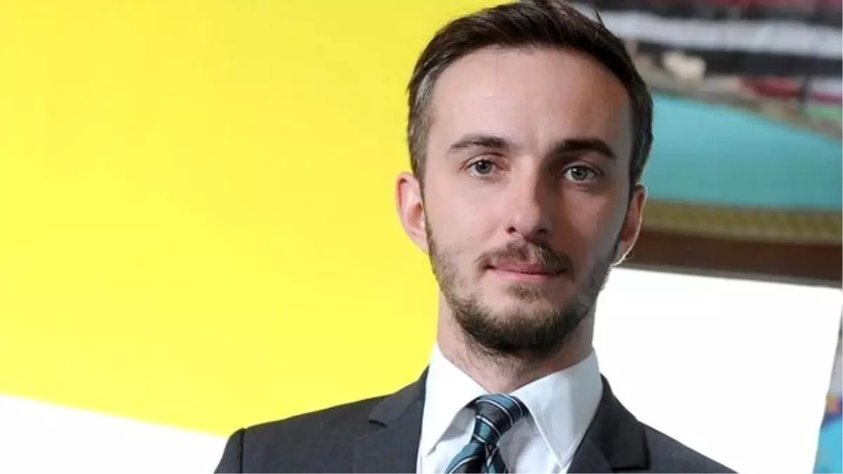 Böhmermann\'dan Merkel\'e Eleştiri: Beni Çayın Yanında Servis Etti