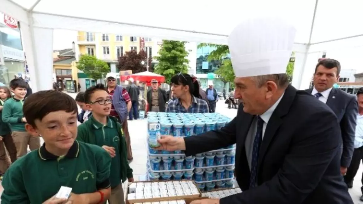 Bolu Belediyesi Vatandaşlara Etli Pilav Dağıttı