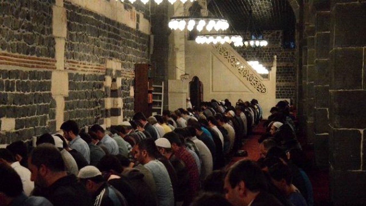 Diyarbakır\'da Camilerde Kandil Yoğunluğu