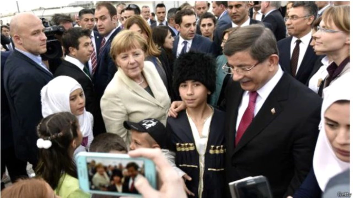 Financial Times: Davutoğlu\'nun Görevi Vize Anlaşması Yüzünden Tehlikede