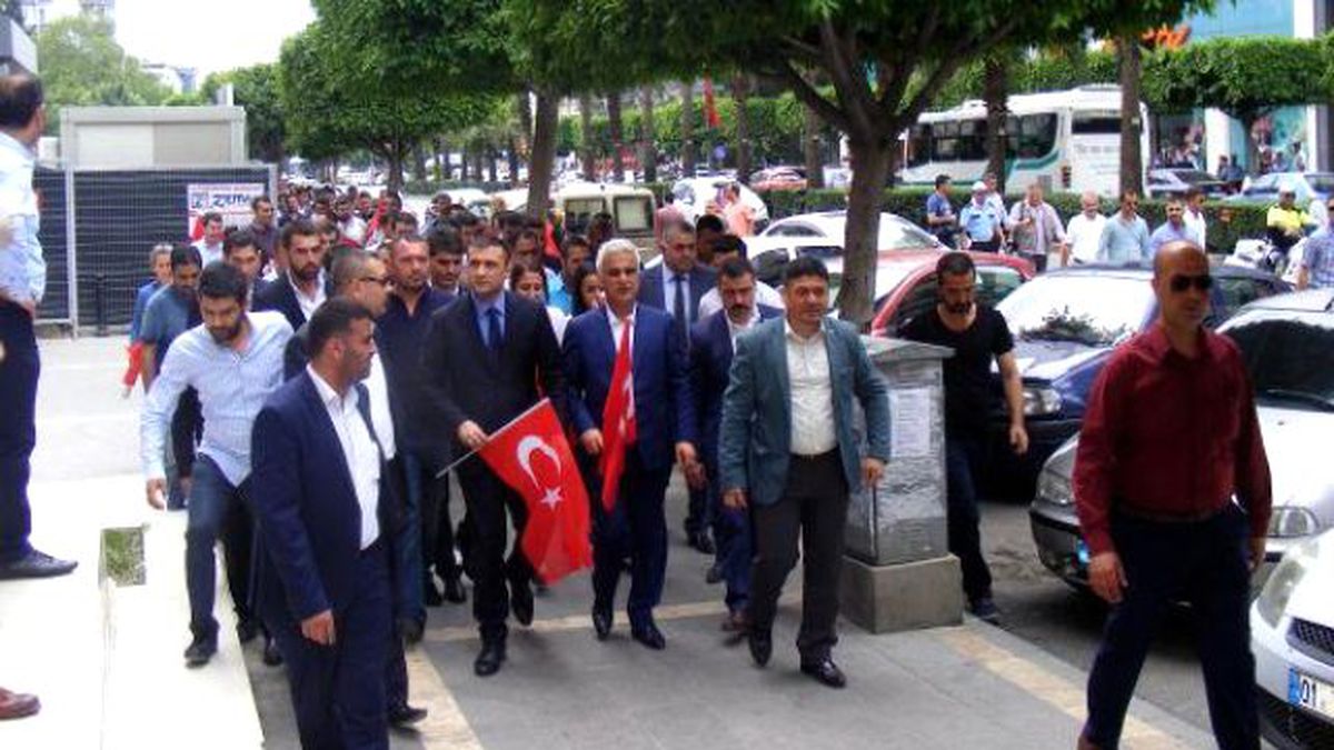 İl Başkanı, Muhaliflere Saldırmak İsteyen Ülkücüleri Kemerle Uzaklaştırdı