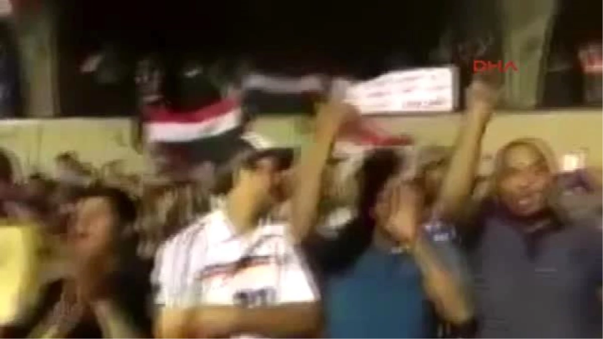 Irak\'ta El Sadr Yanlısı Göstericiler İran\'a Karşı Sloganlar Attı