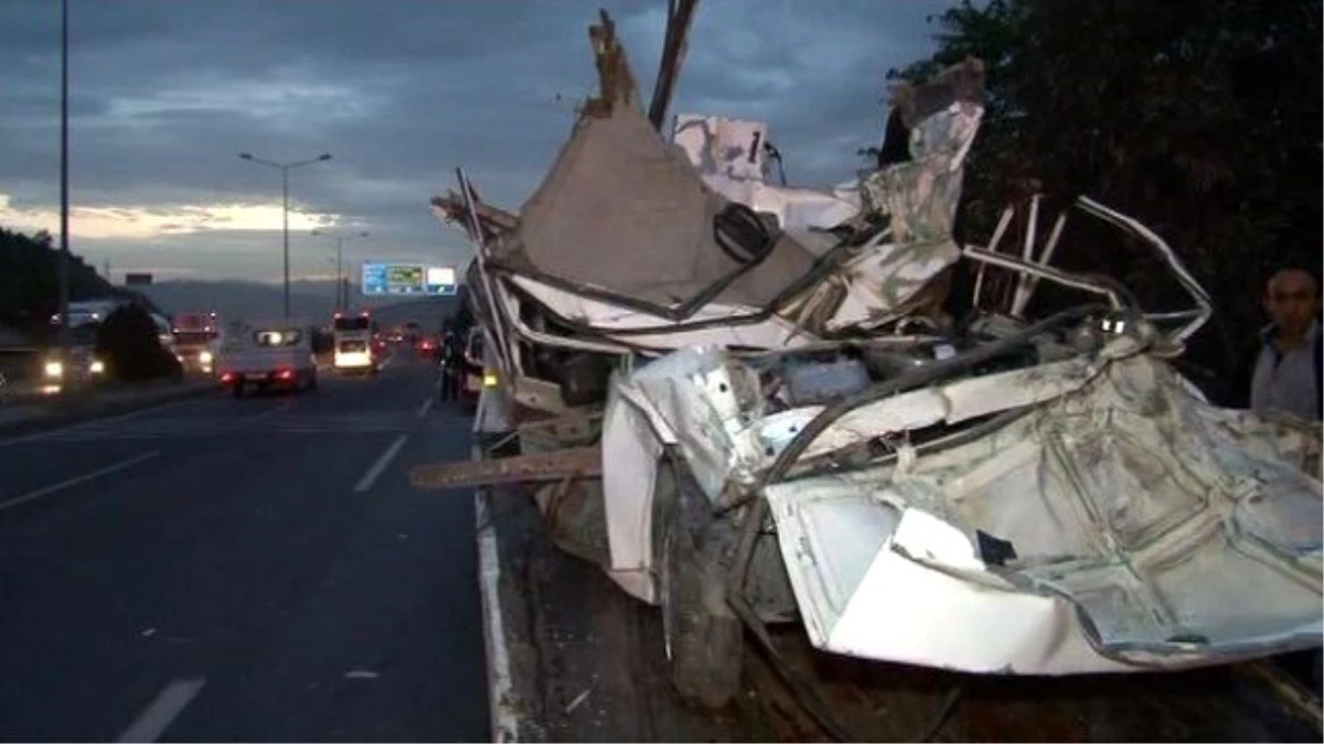 İzmir\'de Zincirleme Trafik Kazası: 1\'i Ağır 4 Yaralı