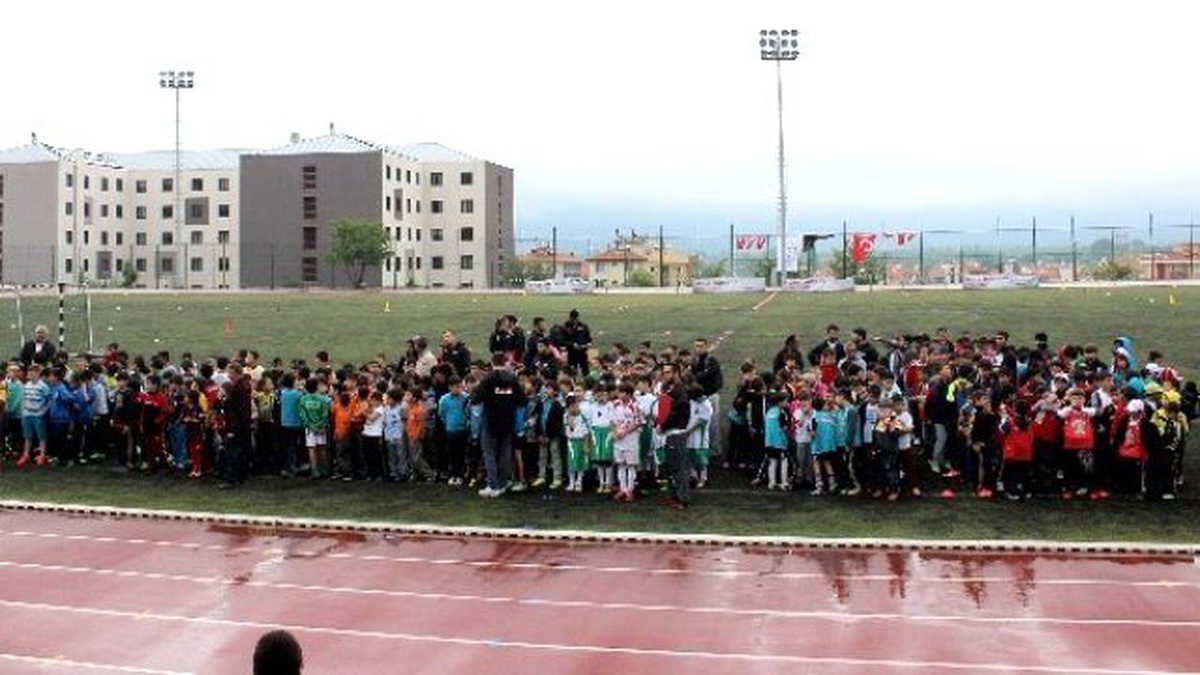 Minikler Futbol Şöleni Başladı