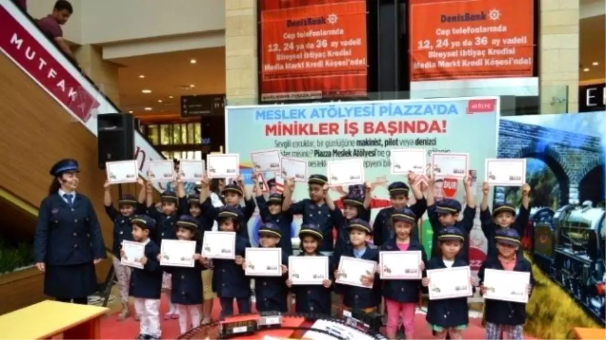 Piazza Çocuk Kulübündeki Minikler Tren Maketi Eşliğinde Makinistlik Mesleğini Tanıdı