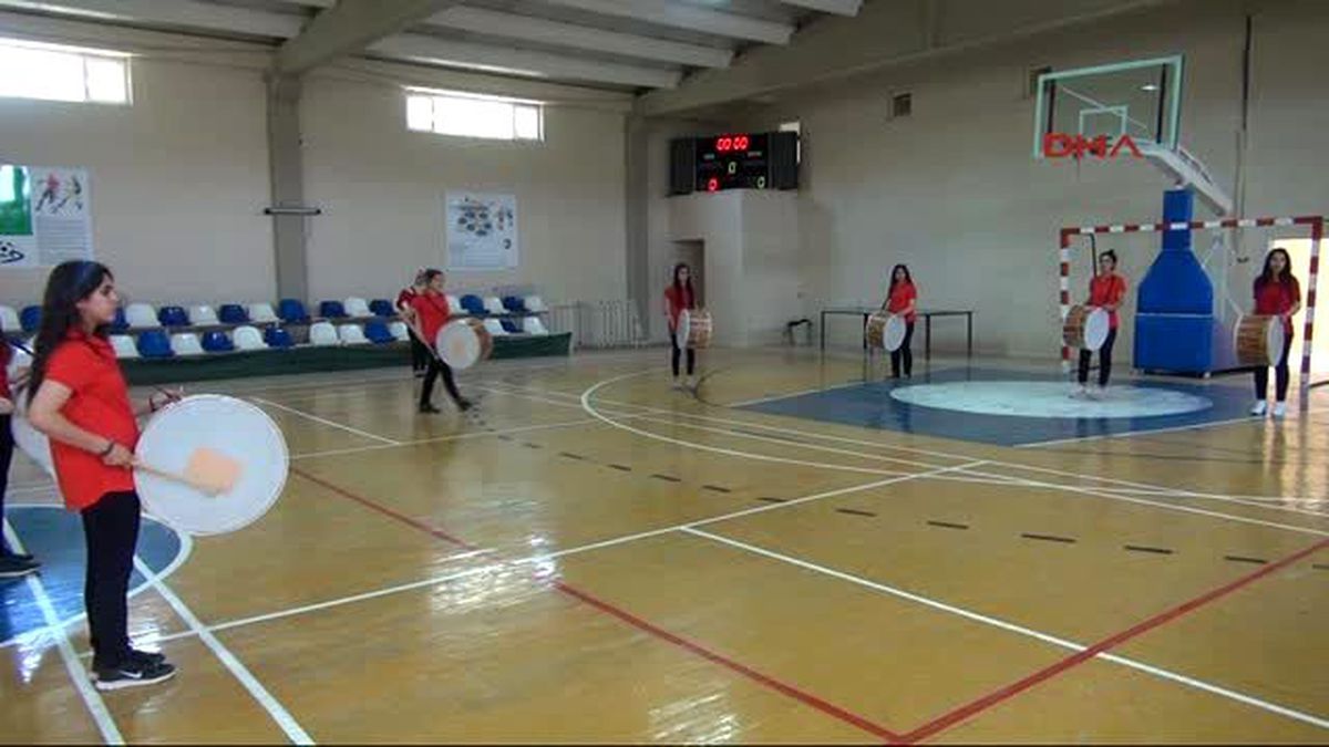 Şanlıurfa?nın Davulcu Kızları İlgi Görüyor