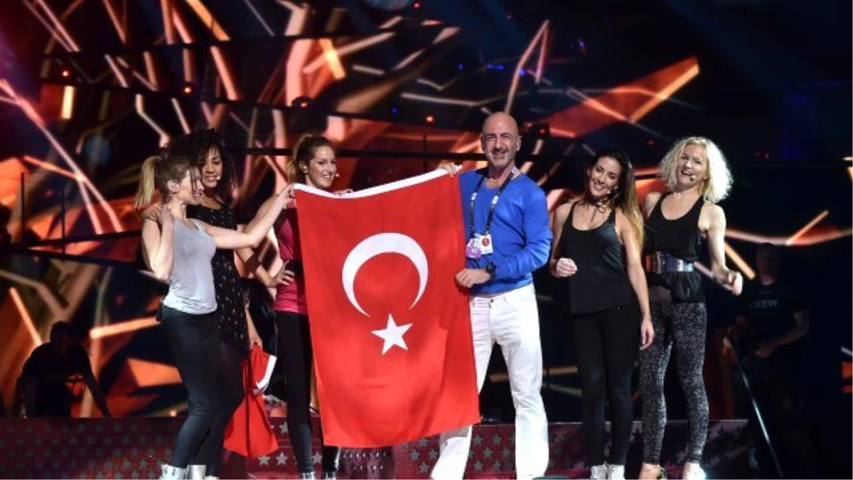 Serhat Türk Bayrağını Eurovision Sahnesine Taşıdı