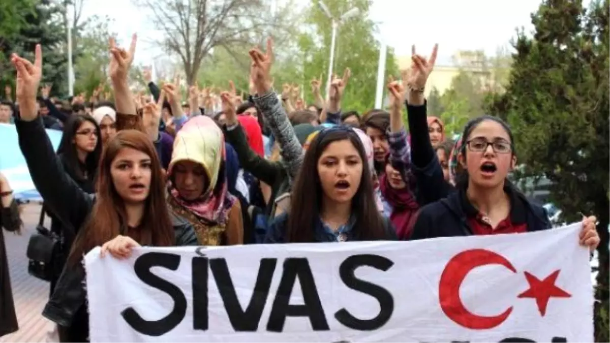 Sivas\'ta 3 Mayıs Türkçülük Günü Yürüyüşü