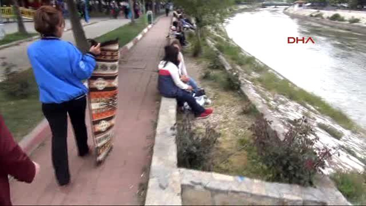 Yere Çekirdek Kabuğu Atanları Önlerine Halı Sererek Uyardılar