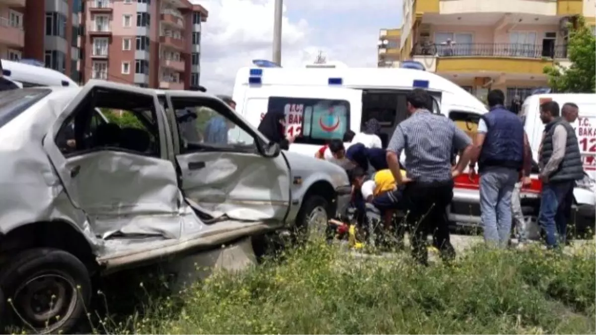 Yaralı Taşıyan Ambulansla Otomobil Çarpıştı: 3 Yaralı