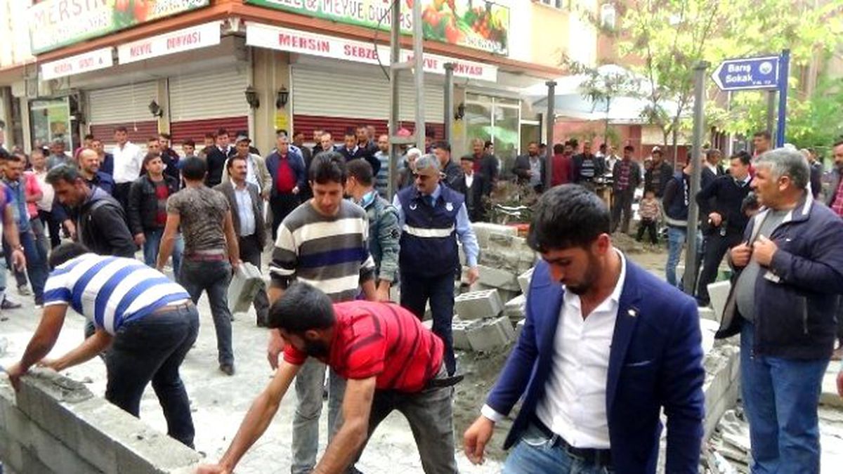 Yol Ortasına Yapılan Duvara Olaylı Yıkım