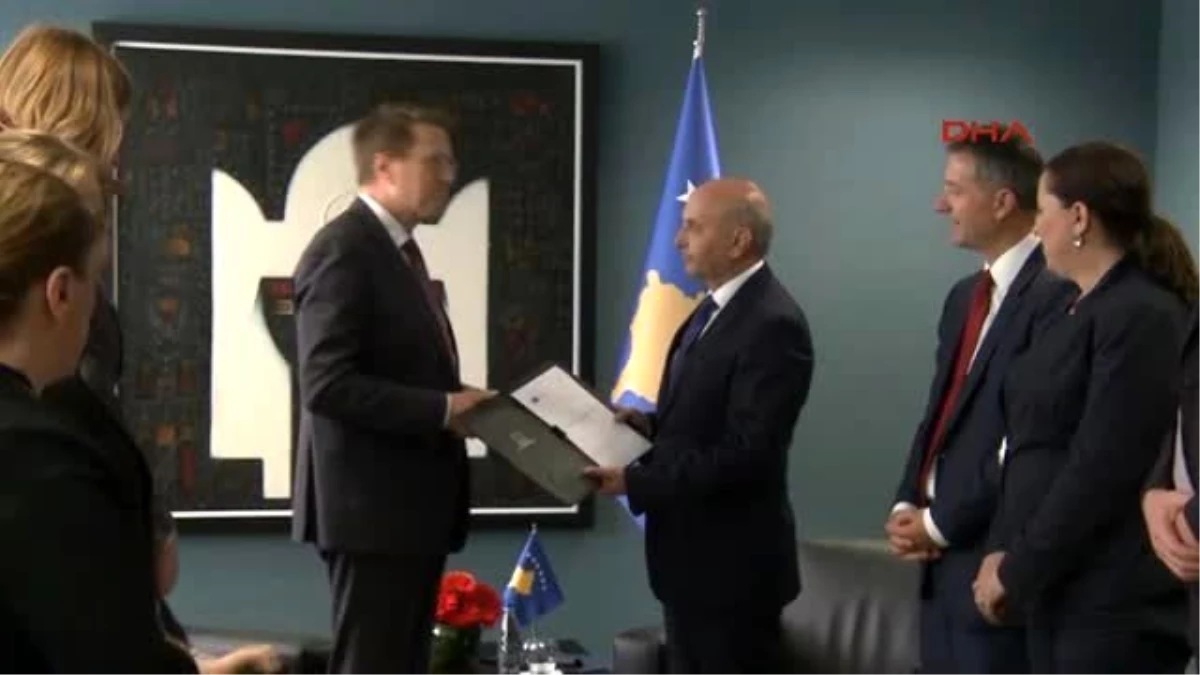 AB Kosova Temsilcisi Zbogar, Avrupa Komisyonu Tavsiye Kararını Başbakan Mustafa\'ya Teslim Etti