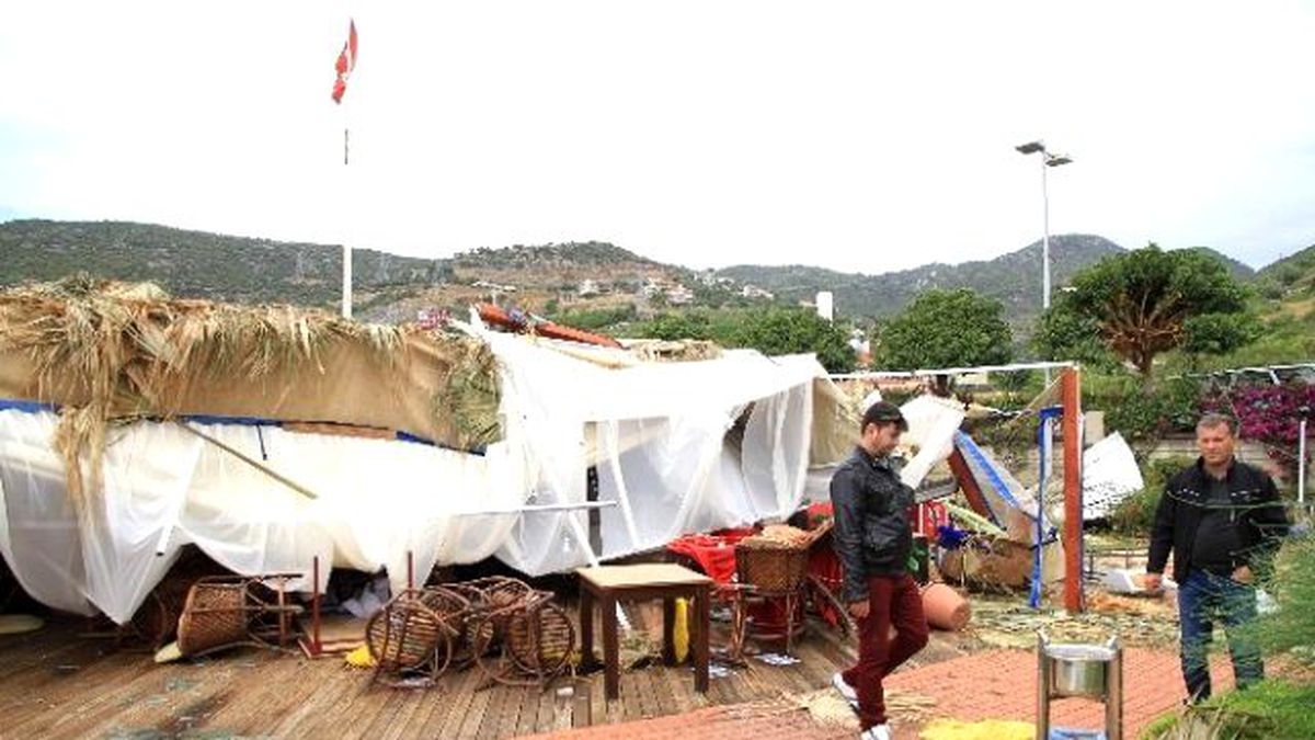 Antalya\'da Hortum Sahildeki Restoranı Vurdu