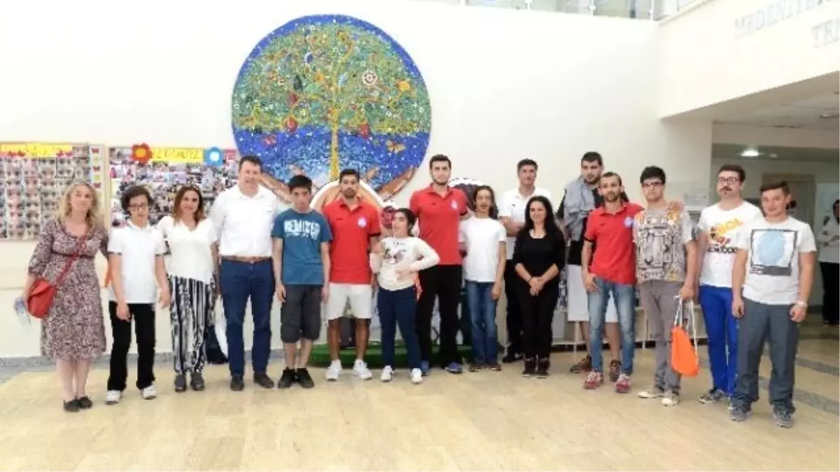 Asat\'lı Basketbolculardan Özel Öğrencilere Moral Ziyareti