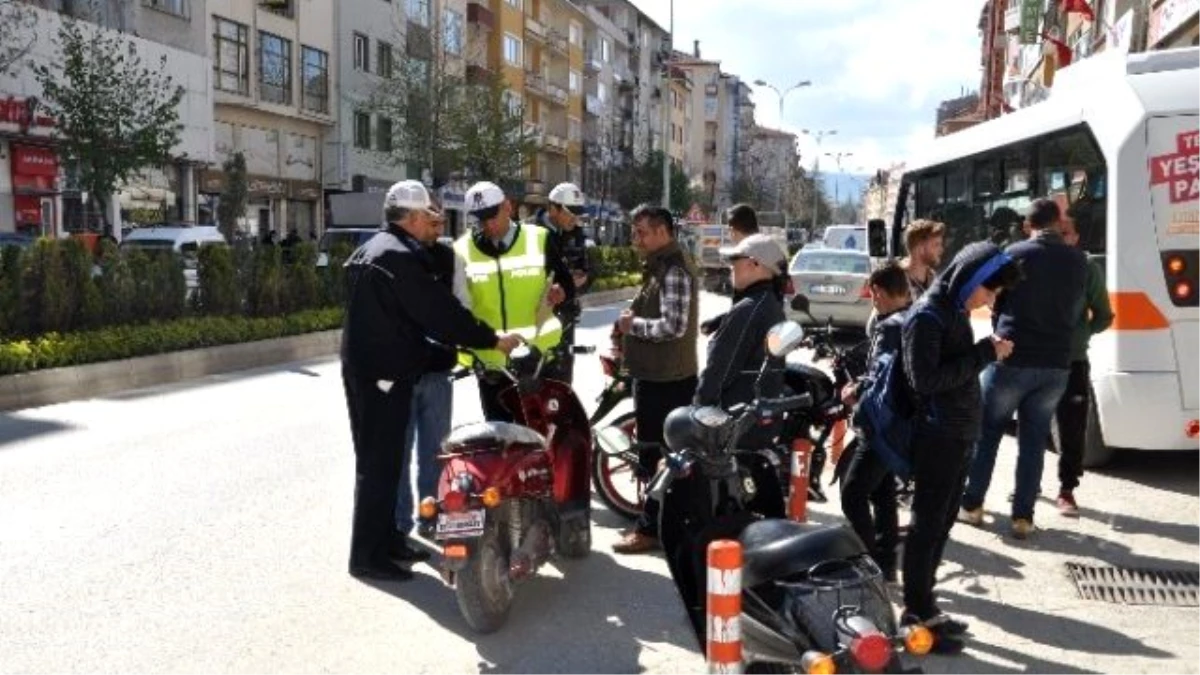 Bozüyük\'te Motosiklet Sürücüleri Sıkı Denetim Altında