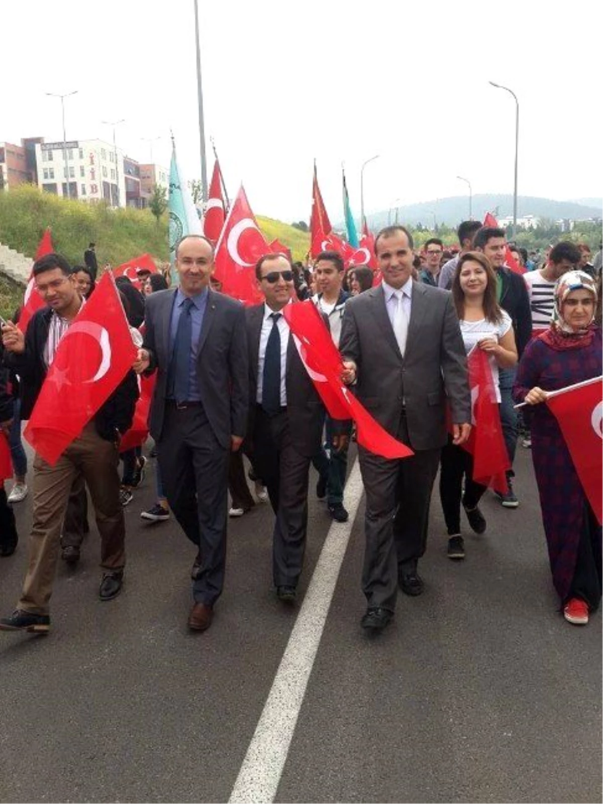 Burhaniye\'de Meslek Yüksek Okulu Üniversitenin Bahar Şenliğine Katıldı