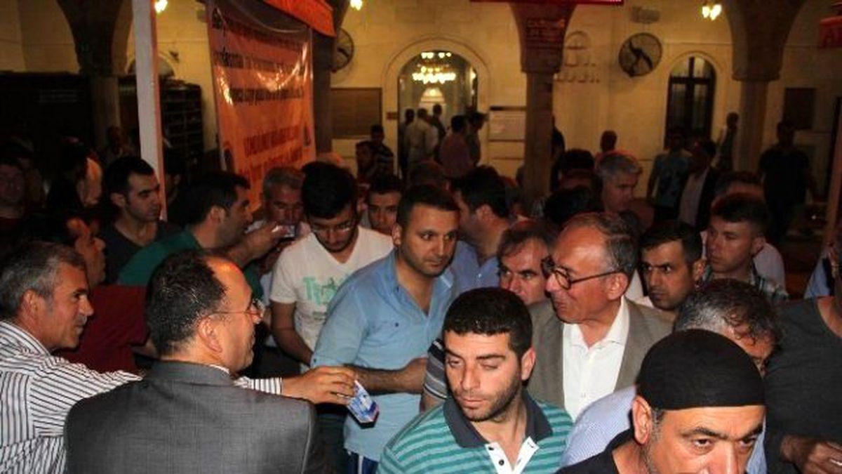Camilerde Süt Dağıtıldı