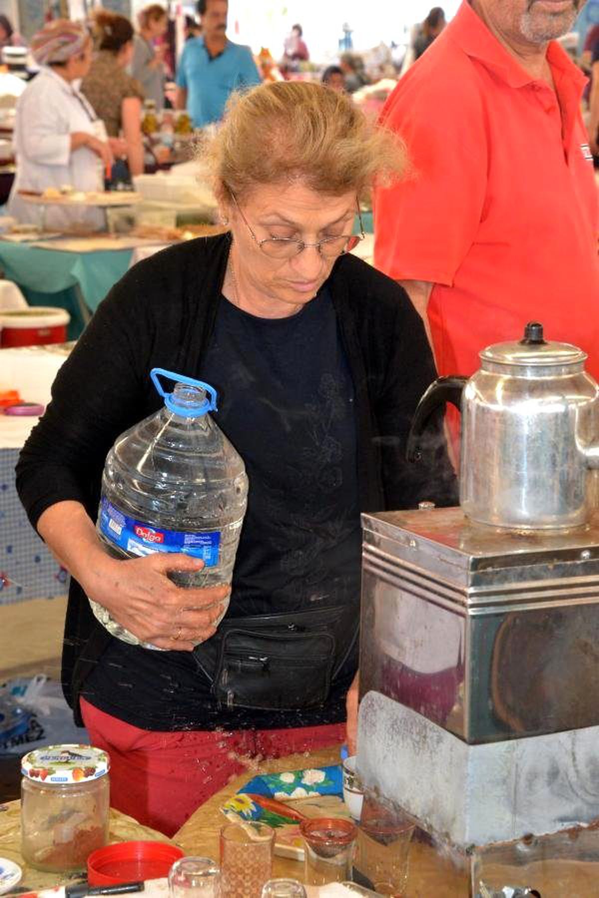 Dolandırıcılara İnanıp Evini Satan Leyla Teyze\'nin Eşi Boşanma Davası Açtı