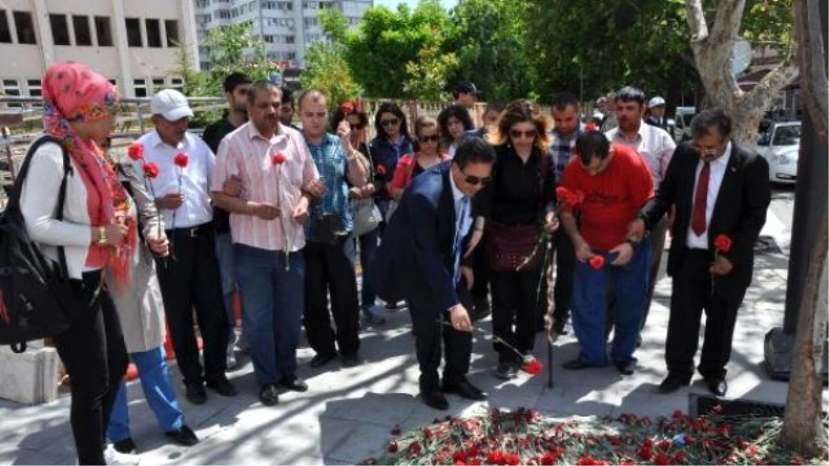 Gaziantep\'te Görme Engelliler, Terör Saldırısının Yapıldığı Yere Karanfil Bıraktı