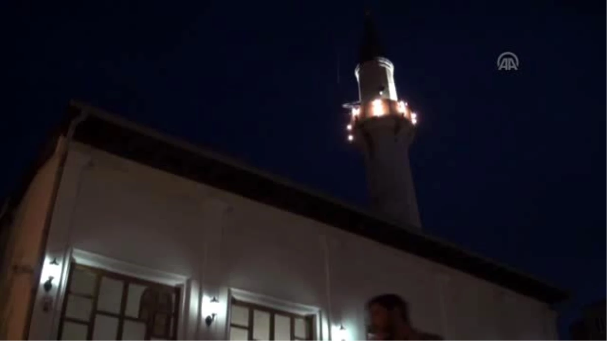 Hızırbey Camisi\'nde Vatandaşlar Ellerini Dua İçin Açtı