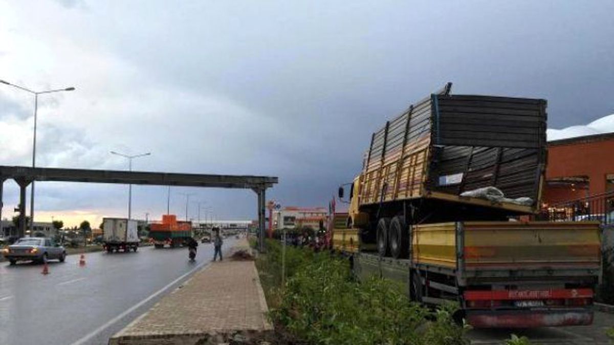 Kamyon Yüklü Tır, Yapımı Süren Üst Geçide Çarptı