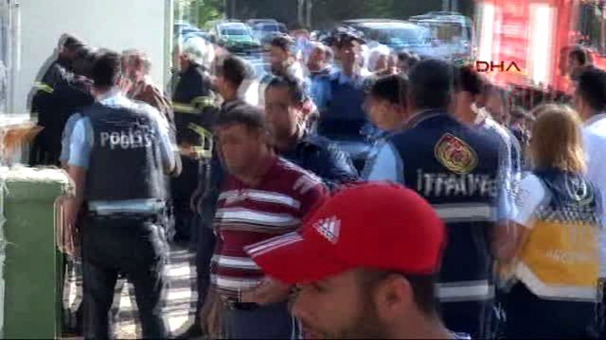 Kilis - Suriye Tarafından Atılan 2 Roket Mermisi Kilis Kent Merkezindeki Boş Araziye Düştü.