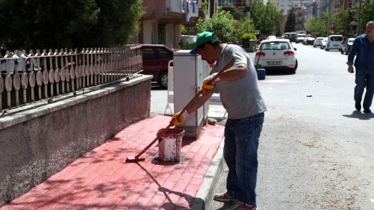 Kırmızıtoprak\'ta Kaldırımlar Kırmızı Oldu