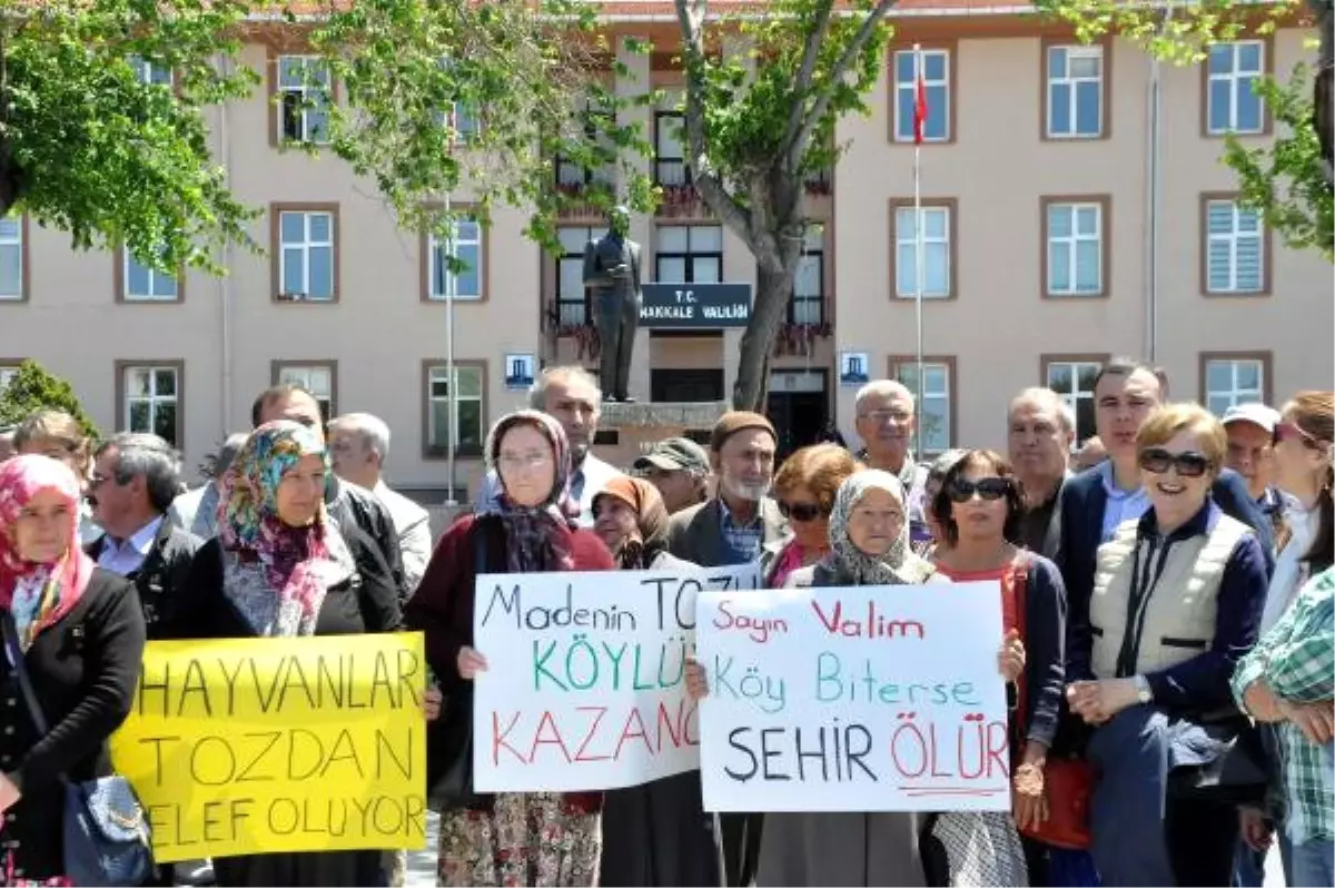 Köylü Kadınlardan Maden Kamyonlarına Valilik Önünde Protesto