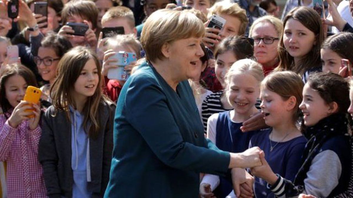 Merkel Öğrencilerle Bir Araya Geldi