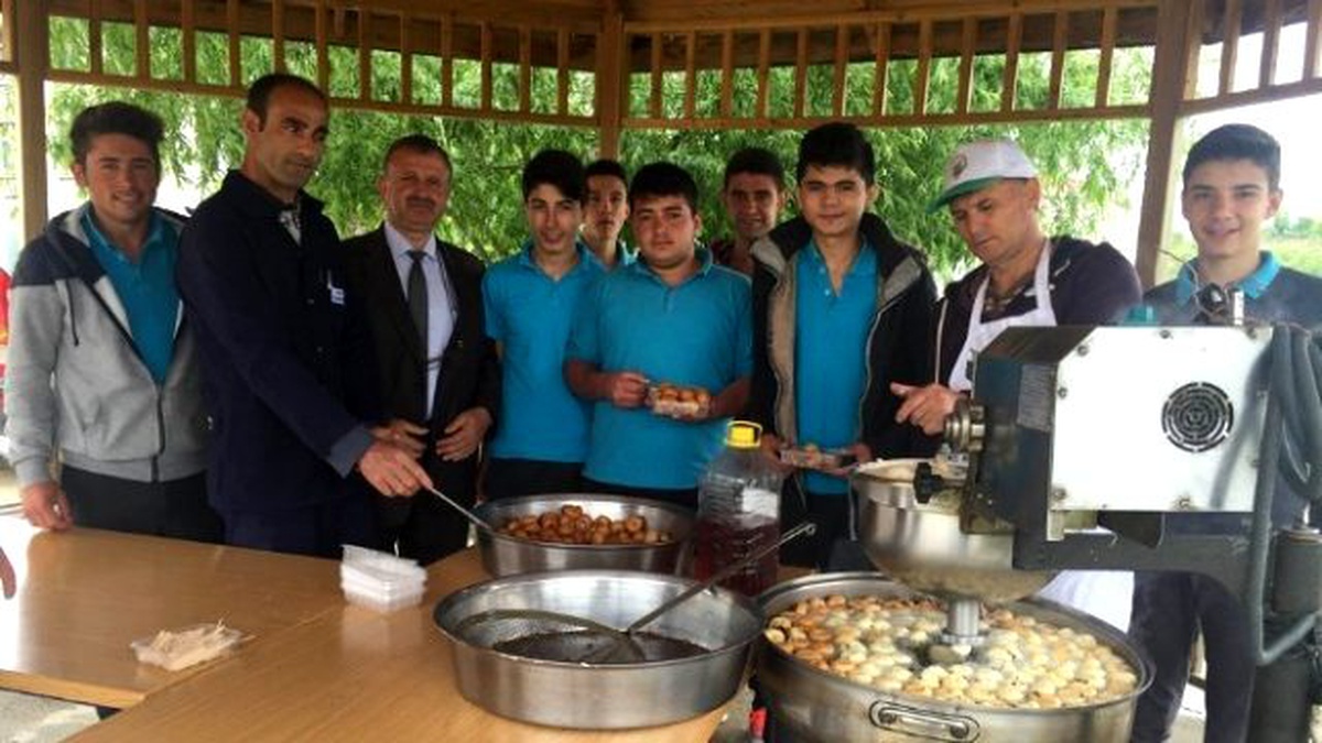 Öğrencilerden İngilizce Öğretmenleri İçin Lokma Hayrı