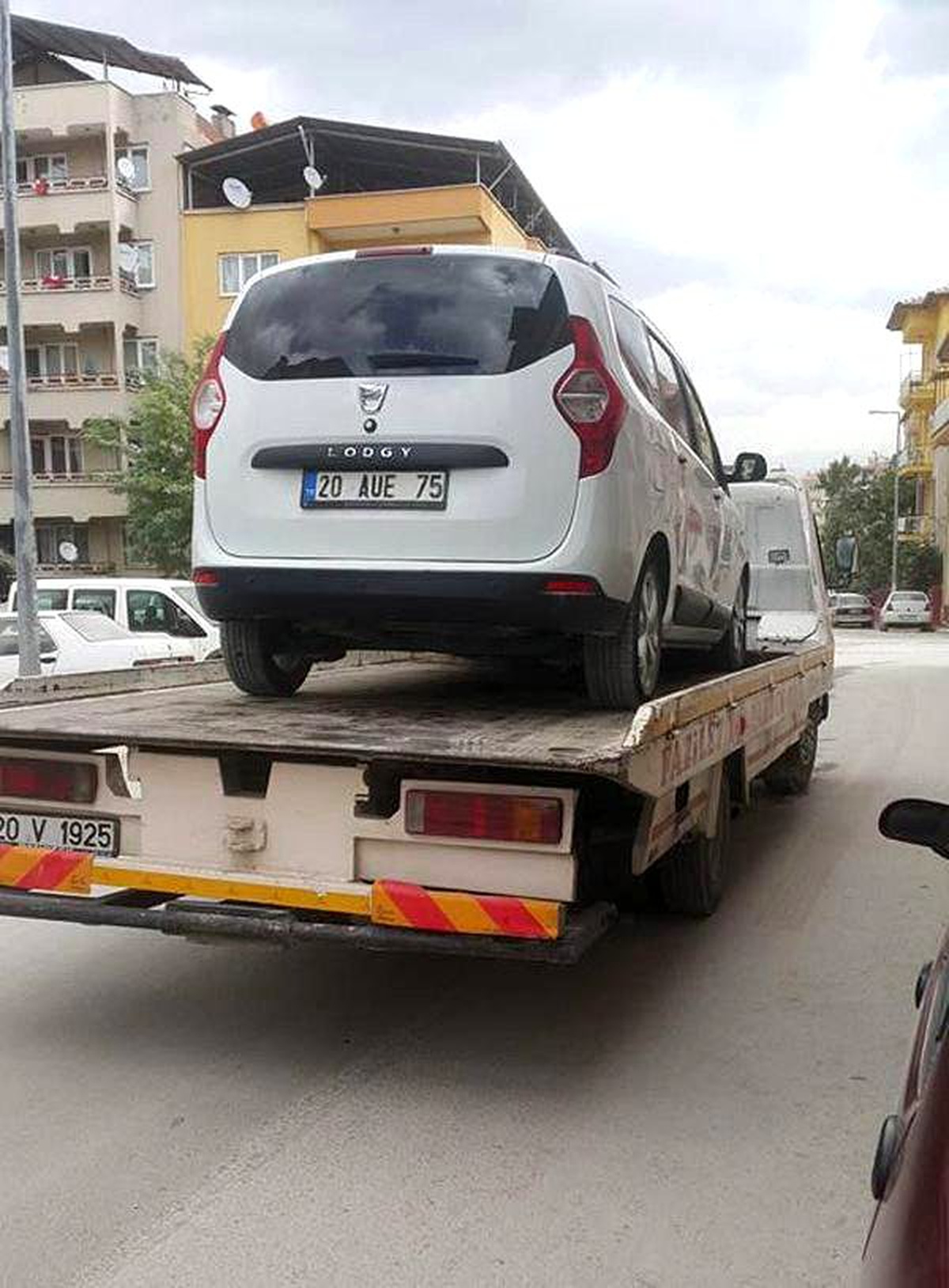 Otomobil Bu Kez Yavru Kedi İçin Servise Götürüldü