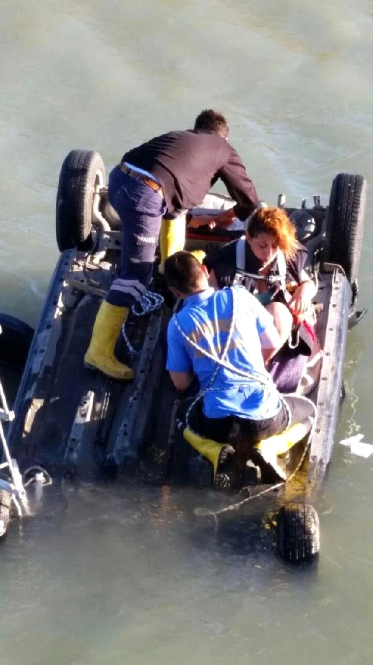 Otomobiliyle Sulama Kanalına Uçan Kadını İtfaiye Kurtardı