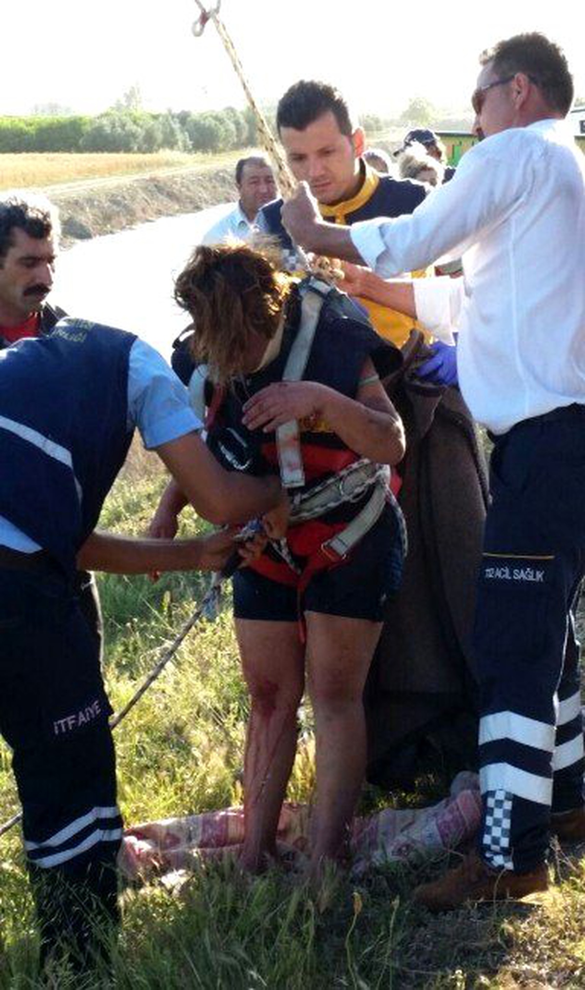 Otomobiliyle Sulama Kanalına Uçan Kadının İmdadına İtfaiye Yetişti